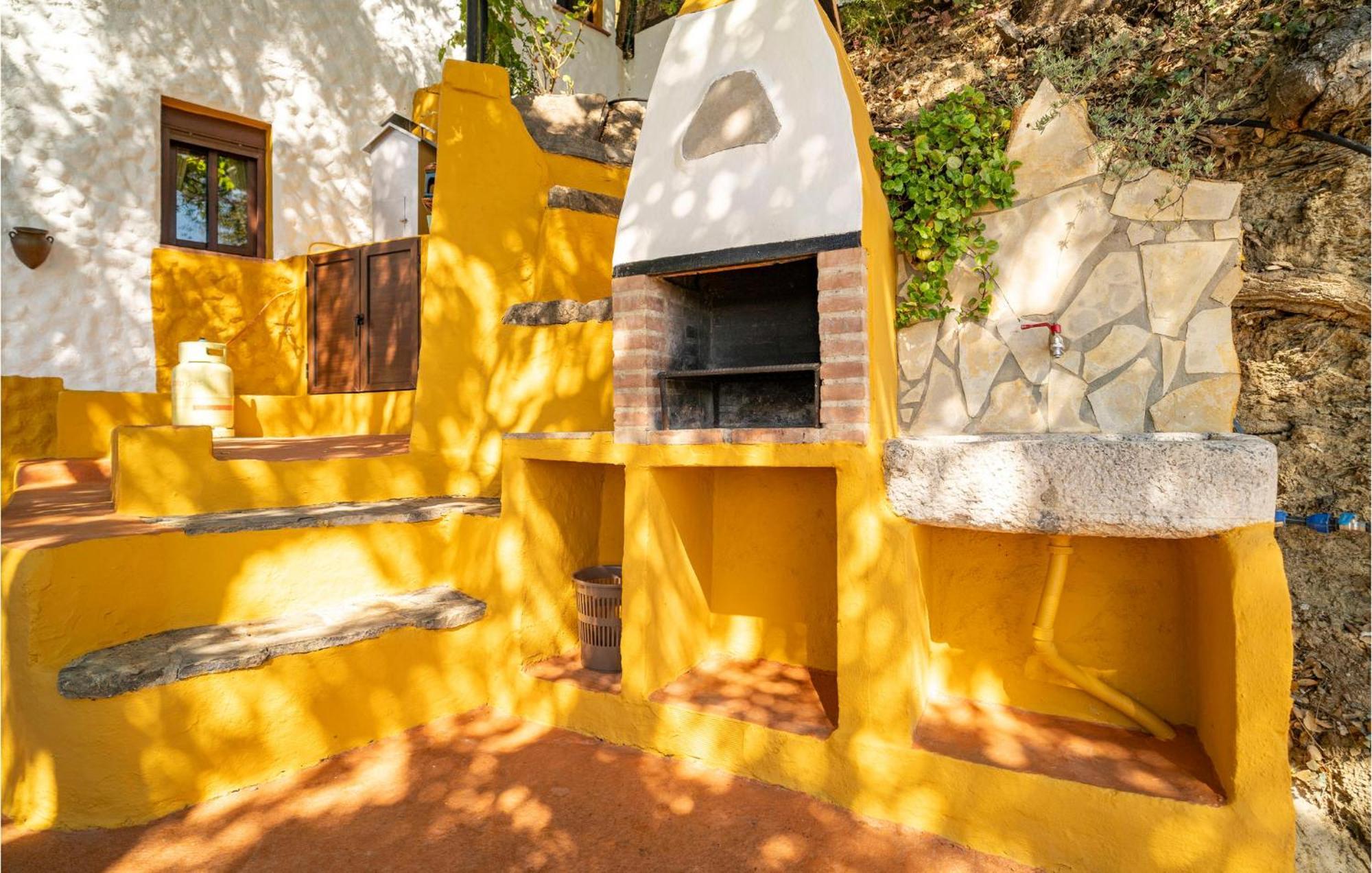 Amazing Cottage In Algatocin With Kitchen Ngoại thất bức ảnh