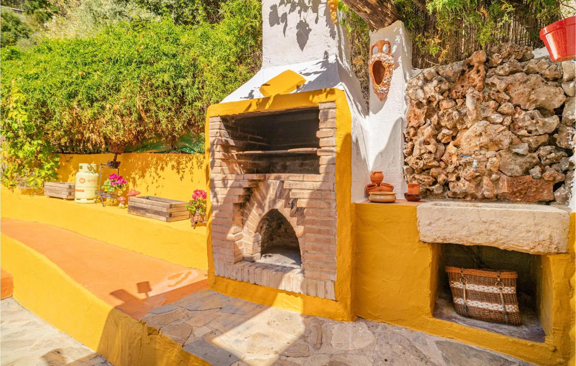 Amazing Cottage In Algatocin With Kitchen Ngoại thất bức ảnh
